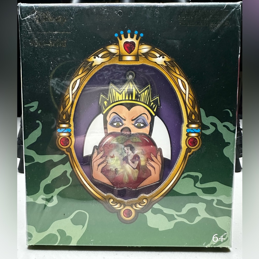 BNIB Disney Loungefly LE 1200 Lenticular Evil Queen Pin